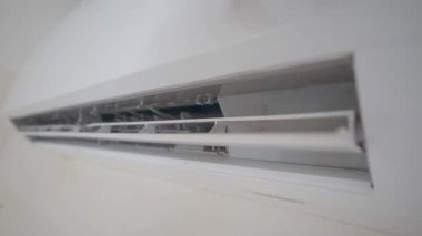 Evdeki bir duvarda klima. .