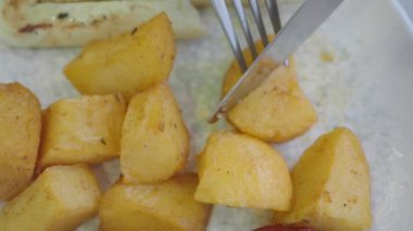 Yeni hazırlanmış altın, çıtır çıtır patatesler çatalla eğlenmeye hazır.