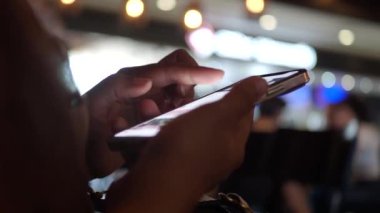 Tavuk filetosunu doğrama tahtasıyla kesiyorum. ,