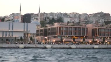 Türkiye istanbul 19 Haziran 2023. Galataport İstanbul. Yürüyen insanlarla Galataport manzarası.