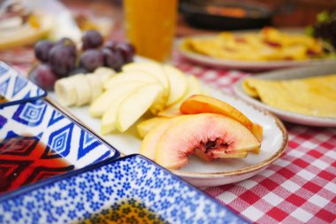 Süslü bir tabakta sunulan canlı bir meyve çeşidi, zevkli gözler ve tat.