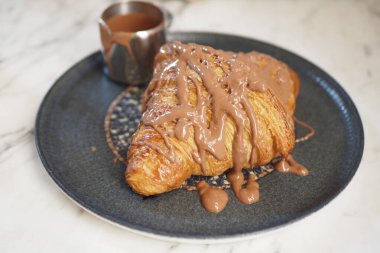 Krema ve çikolatalı kruvasan. .