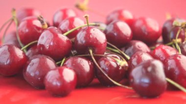 Yavaş çekimde taze kiraz damlaları masaya düşer. ,