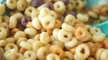 Kahvaltı zamanı için mükemmel rengarenk halka şeklinde mısır gevrekleri.