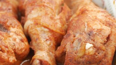 Taze pişirilmiş tavuk budu ve sosun tadını çıkarın.