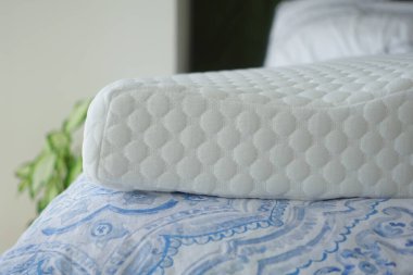 Yatağın üzerindeki ortopedik yastık. ,