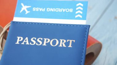 Uçak biletlerinin kapatılması, hava yolculuğu ve maceralara atılmak için gerekli.