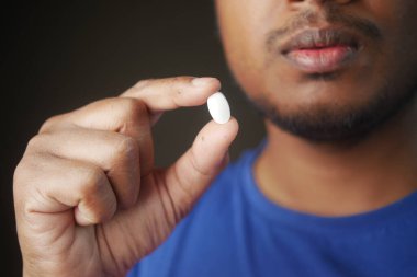 İnsan eli hapları fotokopi alanı ile yakın çekim .