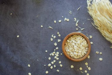 Kızarmış yulaflar masaya dökülüyor. ,