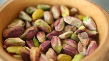 Fıstıklarla dolu ahşap bir kase, doğal ve besleyici bir süper yiyecek..