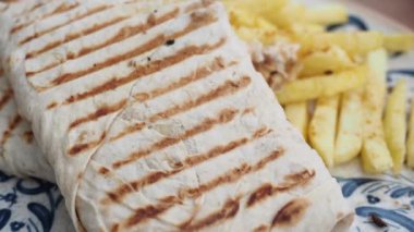 Kızarmış patatesli, nefis bir sandviçin tadını çıkarın. Arzularınızı tatmin edecek.