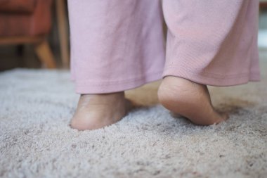 Ayrıntılı kuru makro çekim, kırık ayak ve topuklar ahşap zemin üzerinde sıcak, doğal ışıklandırma.