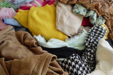 Yenilikçi yaratıcı projeler için ideal çeşitli giysi parçalarının canlı ve çeşitli bir koleksiyonu