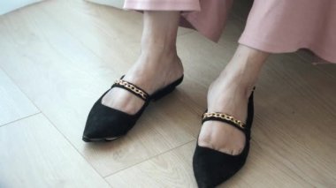 Şık, şık siyah katırlar. Şık ve modaya uygun kıyafetleri var.