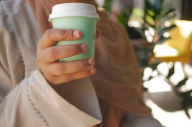 Kadınlar ellerinde Kraft kahve fincanı tutuyorlar. .