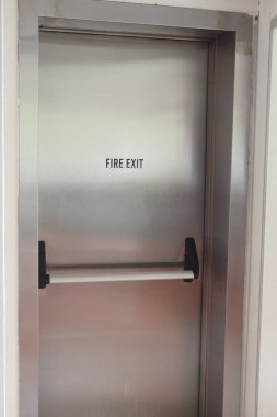 Bir binanın içindeki acil çıkış kapısı. .