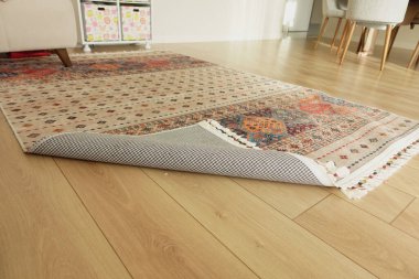 Ahşap zemin üzerinde kopya alanı olan halı dokusu arkaplanı .