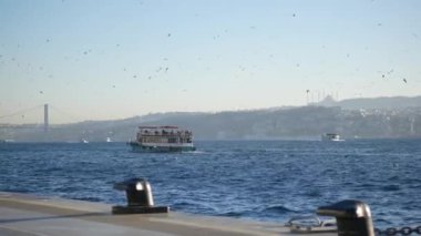 Istanbullar 'ın tekneli su yollarının güzel manzarası, şehrin cazibesini vurguluyor..