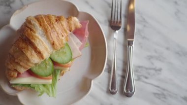 Tütsülenmiş tavuklu sandviç..