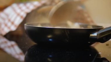 Kızartma tavasından buhar yükselir ve birisi kaşıkla ustalıkla karıştırarak harika bir koku yaratır.