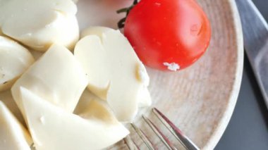 Lezzetli mozzarella peynirinin tadını çıkarın. Taze, olgun domateslerle tatlandırılmış.