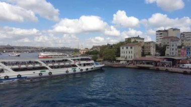 Türkiye İstanbul 18 Temmuz 2023. Boğaz 'da nakliye feribotu. Feribot yolcu taşır..