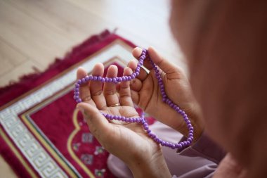 Ramazan 'da dua eden müslüman kadınlara yaklaş. .