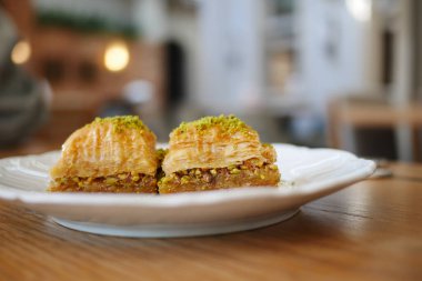 Türk tatlı Baklava bir plaka üzerinde .