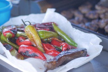 Izgarada rengarenk ızgara biber ve et. Yaz yemekleri için mükemmel..