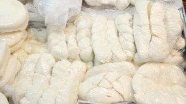 Çeşitli taze beyaz peynir ürünleri, hepsi güzelce paketlenmiş ve satılık.