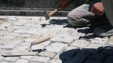 Usta bir zanaatkar ustalıkla kaldırım taşlarını büyük bir özenle ve titizlikle döşüyordu.