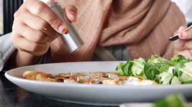 Tuz, tuzluktan düşer. .