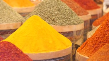 İstanbul 'da çeşitli baharatlar var. 