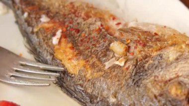 Mükemmel ızgara balığın ağız sulandırıcı görüntüsü güzel bir tabakta güzelce servis edilir.