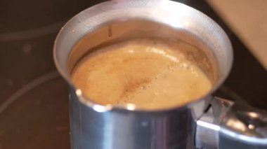 Taze kahve, parlak, paslanmaz çelik bir tencerede demlenerek zengin ve davetkar bir koku yaratıyor.