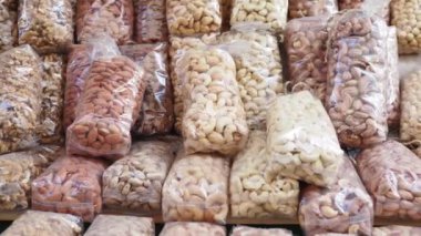 Raftaki plastik bir pakette bir sürü karışık fındık var. Yüksek kalite fotoğraf