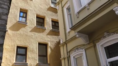 Büyüleyici şehir sokağı klasik mimari ve modern tasarımın bir karışımını sergiliyor..