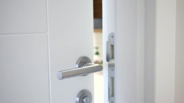  Banyo kapısı hafifçe açık 