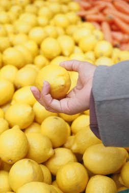 İstanbul 'da süpermarketlerde limon satışı .