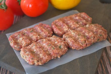 Çiğ et, köfte, hamburger.