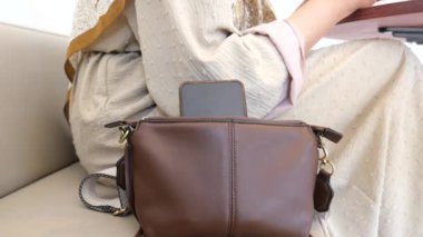  Hırsız Kadın Çantasından Cep Telefonu Çalıyor ,