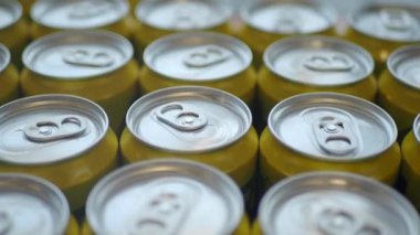 Bir kutu meşrubat dizildi. 