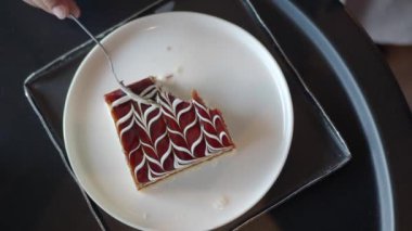 Çok güzel tasarlanmış bir tatlı tabakta servis ediliyor, enfes bir mutfak yaratıcılığı sergiliyor.