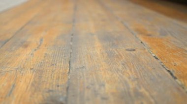 Kırsal ahşap döşeme tahtalarının doğal dokularını ve özelliklerini gösteren yakın bir görüntüsü.