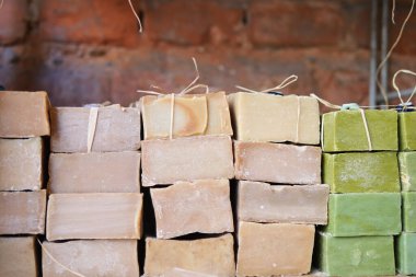 Doğal renklerde güzel sanatsal sabunlar banyonuzu geliştirmek için düzenlendi ve hazır.