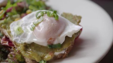 Yağda yumurtalı avokado tostu, yanında da taze bahçe salatası.