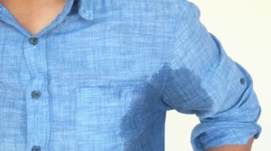 Koltuk altları ıslak, ter kokulu bir adam.