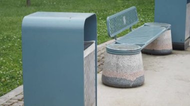 Parktaki metal çöp kutusu.