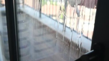 Kauçuk sileceği sabunlu pencereyi temizler