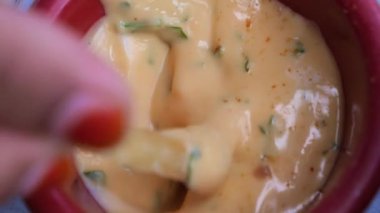 Çıtır çıtır ve çıtır bir aperatifin yanında nefis bir kremalı sos servis ediliyor.